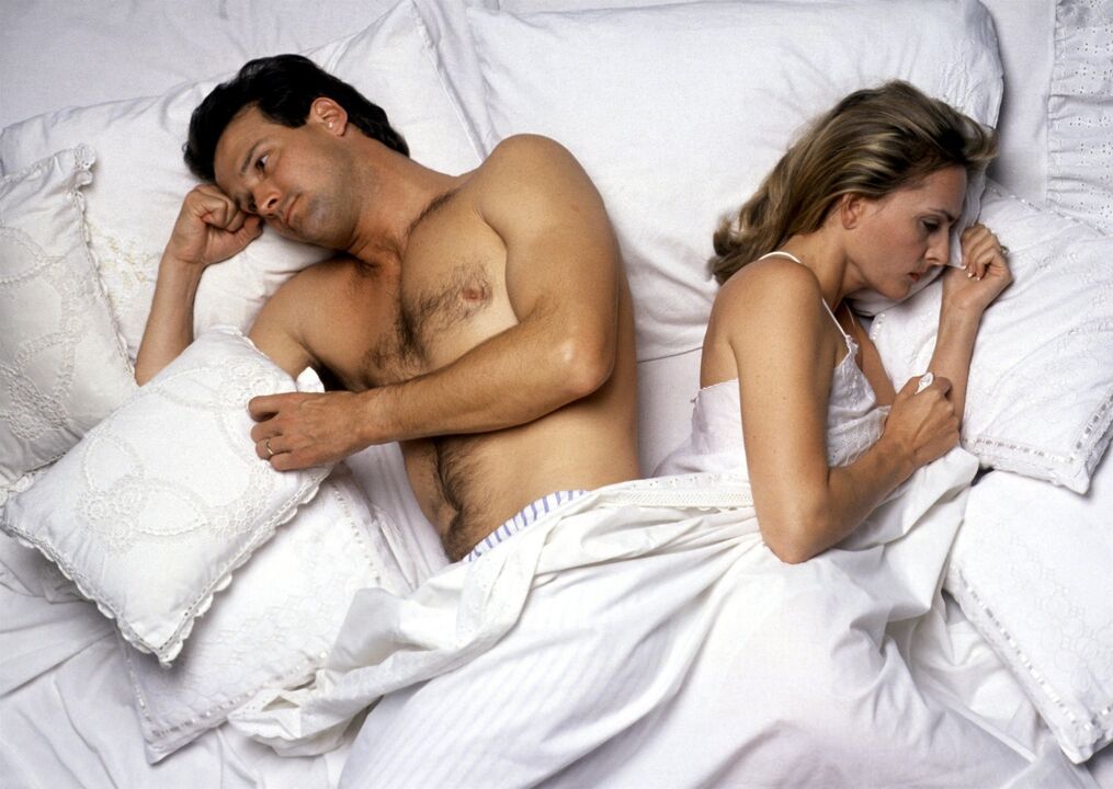 ženska v postelji z moškim s slabo potenco, kako povečati